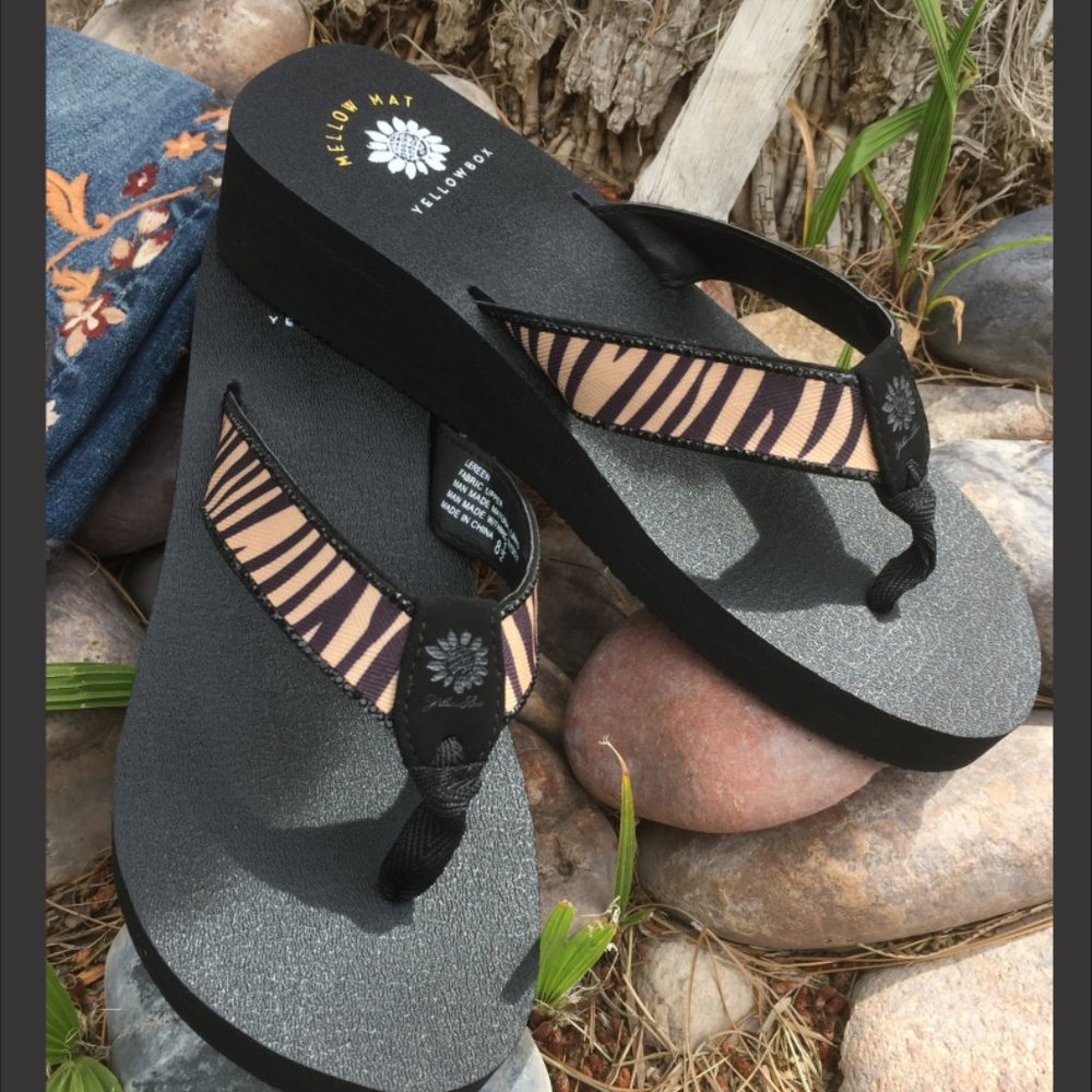 🆕❤️Yellow Box Zebra 1.5" Heel Sandal